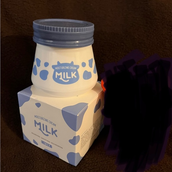 Moisturizing Milk Skin Cream - Size 55g / 1.94 oz - Picture 3 of 4